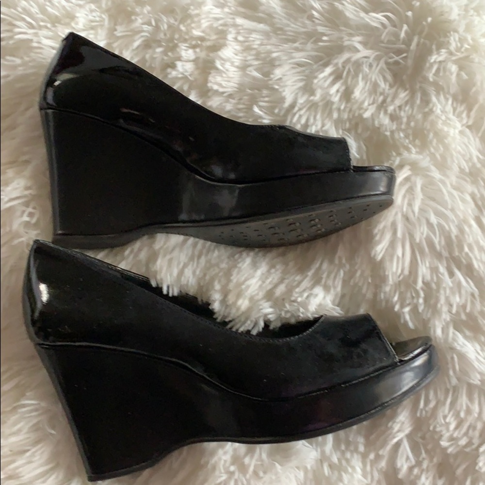 Black wedges
